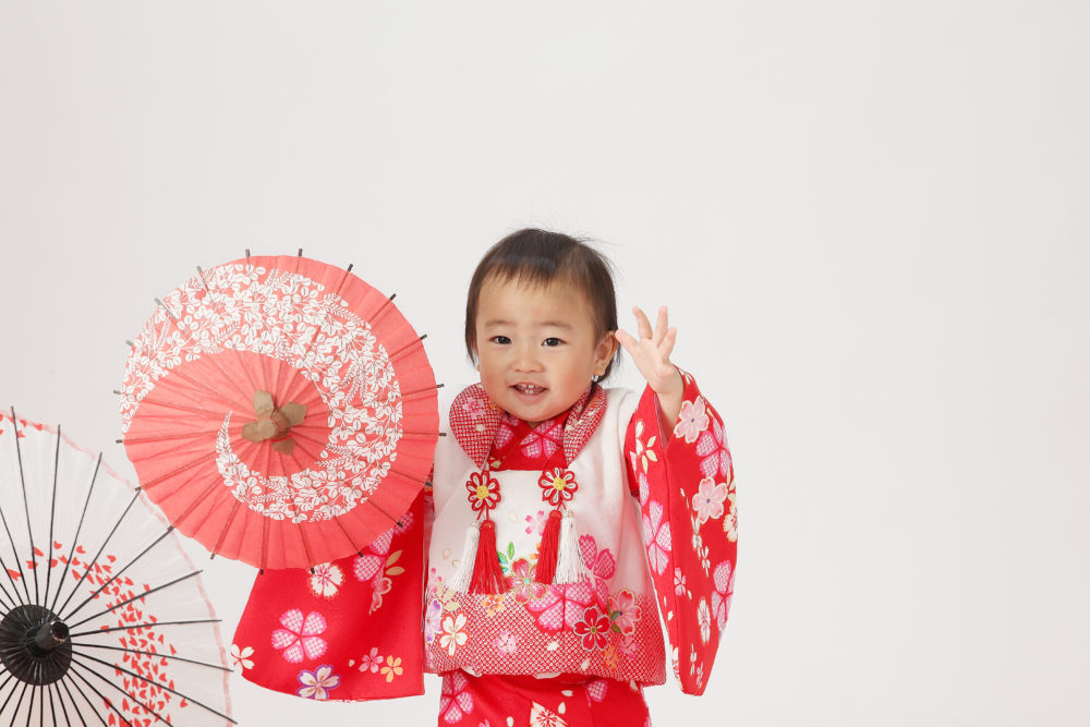 今回は本日初誕生の撮影をされた女の子をご紹介いたします!赤いお着物とピンクのドレスの2着撮影されました☆ニコニコと可愛い笑顔で2着とも頑張って ...